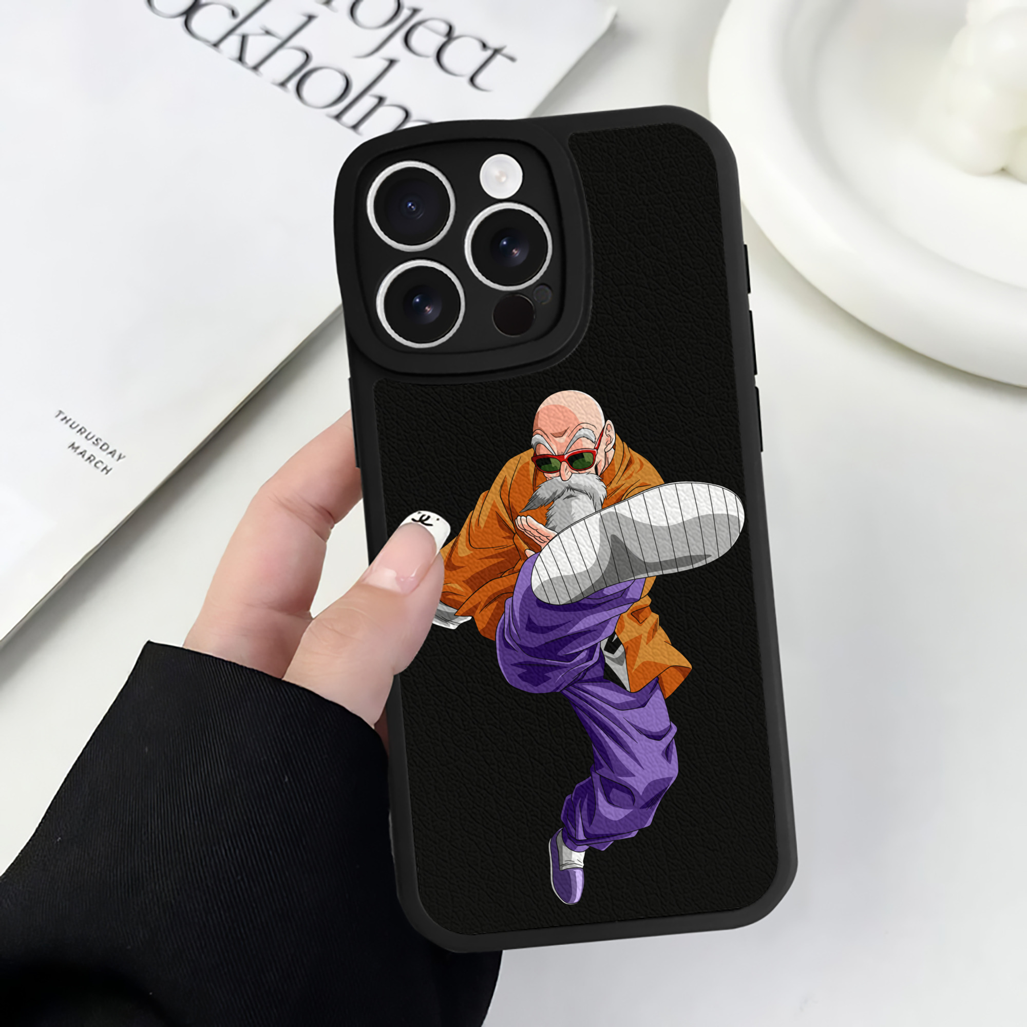 （画像用） ドラゴンボール 亀仙人（かめせんにん） DRAGON BALL Master Roshi Kame Sennin 【iPhone 16シリーズ対応】シリコンスマホケース（レザー調） 材質：シリコン